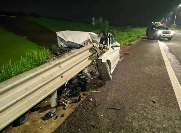 酒駕后別簽字，有用嗎？深夜，車頭“劈”成兩半！人不報警，車報了警......